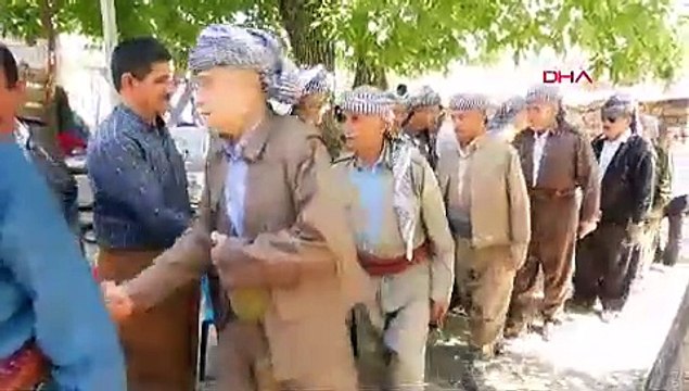 Aşiret düğününde takı şov: Para ve altın yağdı