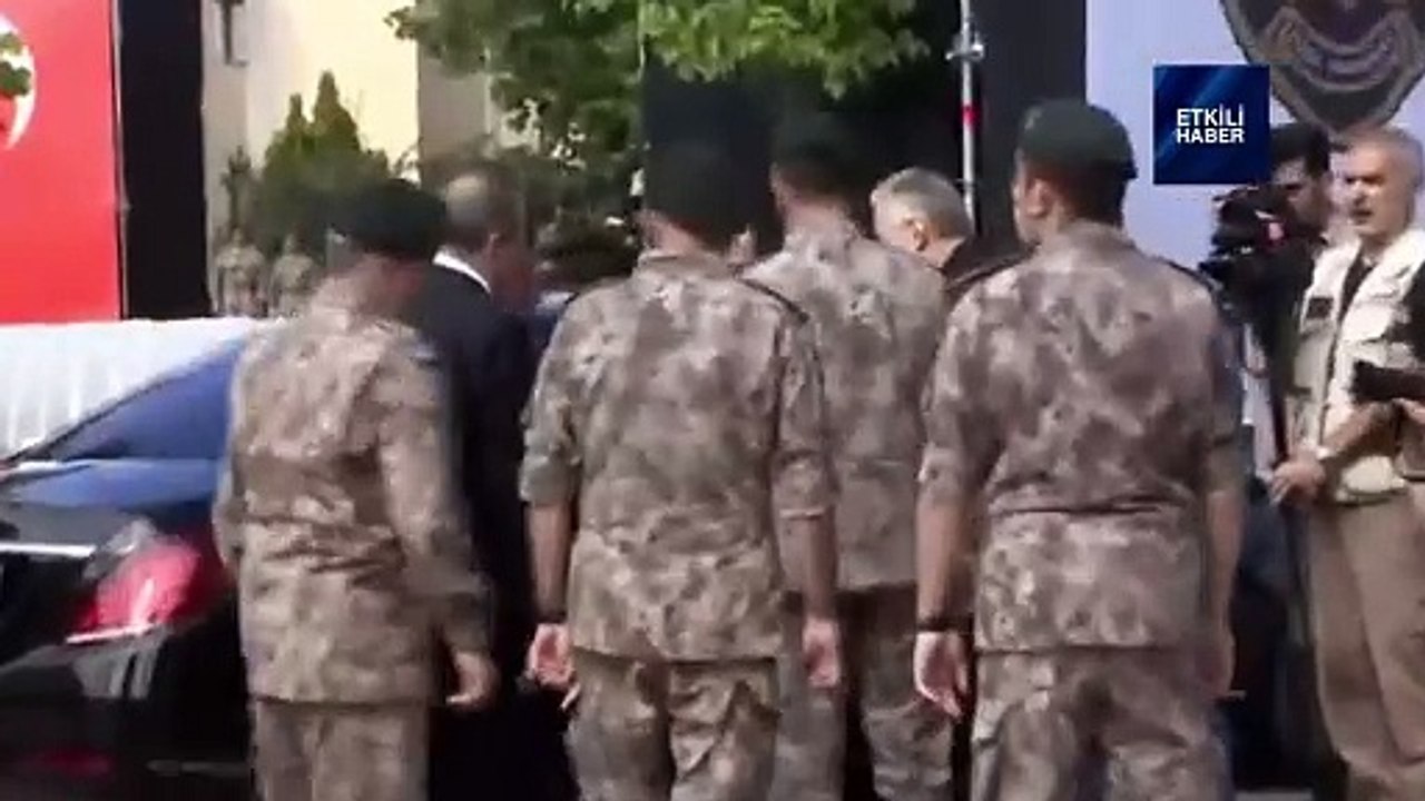 Görüntüler ortaya çıktı: Özel Harekat polisleri, Bahçeli'nin elini öpmek için sıraya girmiş