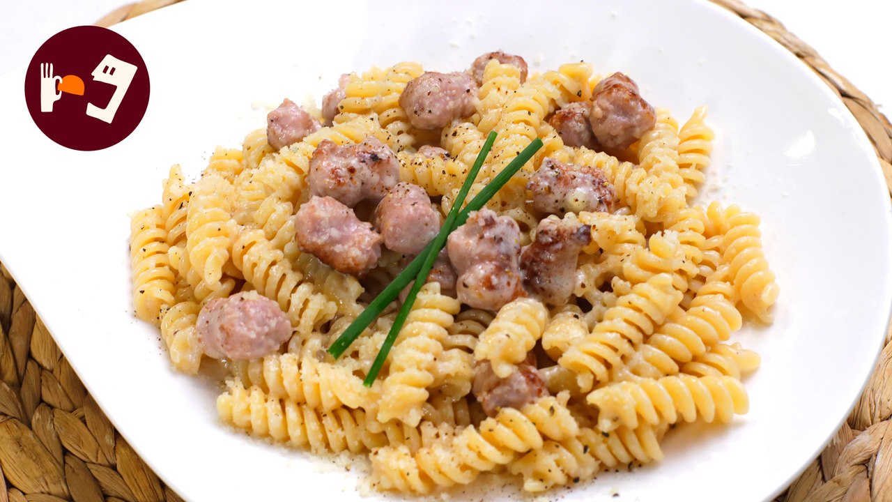 Pasta con SALCHICHAS y SALSA de QUESO. Una receta fácil y ECONÓMICA que querrás comer cada día