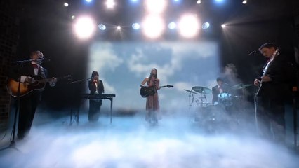 Gracie Abrams chante "Risk" en live