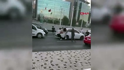 Trafikte silahlı, sopalı 'yol verme’ kavgası kamerada