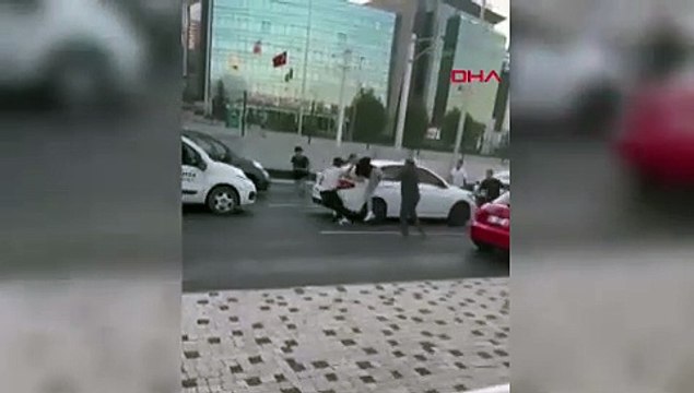 Trafikte silahlı, sopalı 'yol verme’ kavgası kamerada