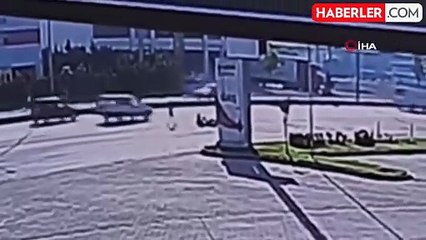 Bursa'da feci motosiklet kazası kamerada: 3 yaralı