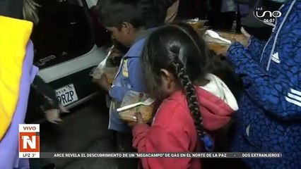 Tải video: SCZ ENTREGAN COMIDA Y BEBIDAS EN LA CALLE