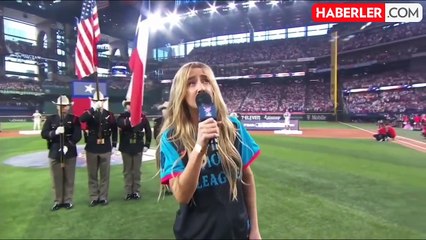 Amerikalı şarkıcı Ingrid Andress, "şimdiye kadar duyulan en kötü milli marş" performansını sergiledi, oyuncular gülmemek için kendilerini zor tuttu