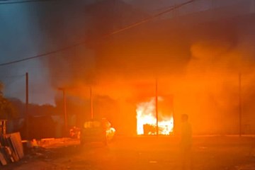 प्लाईवुड शॉरूम, कपड़े की दुकान जलकर राख, 6 घंटे में आग पर पाया काबू