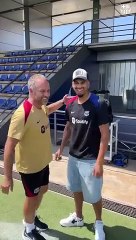 El cariñoso saludo de Hansi Flick con Pedri y Araujo