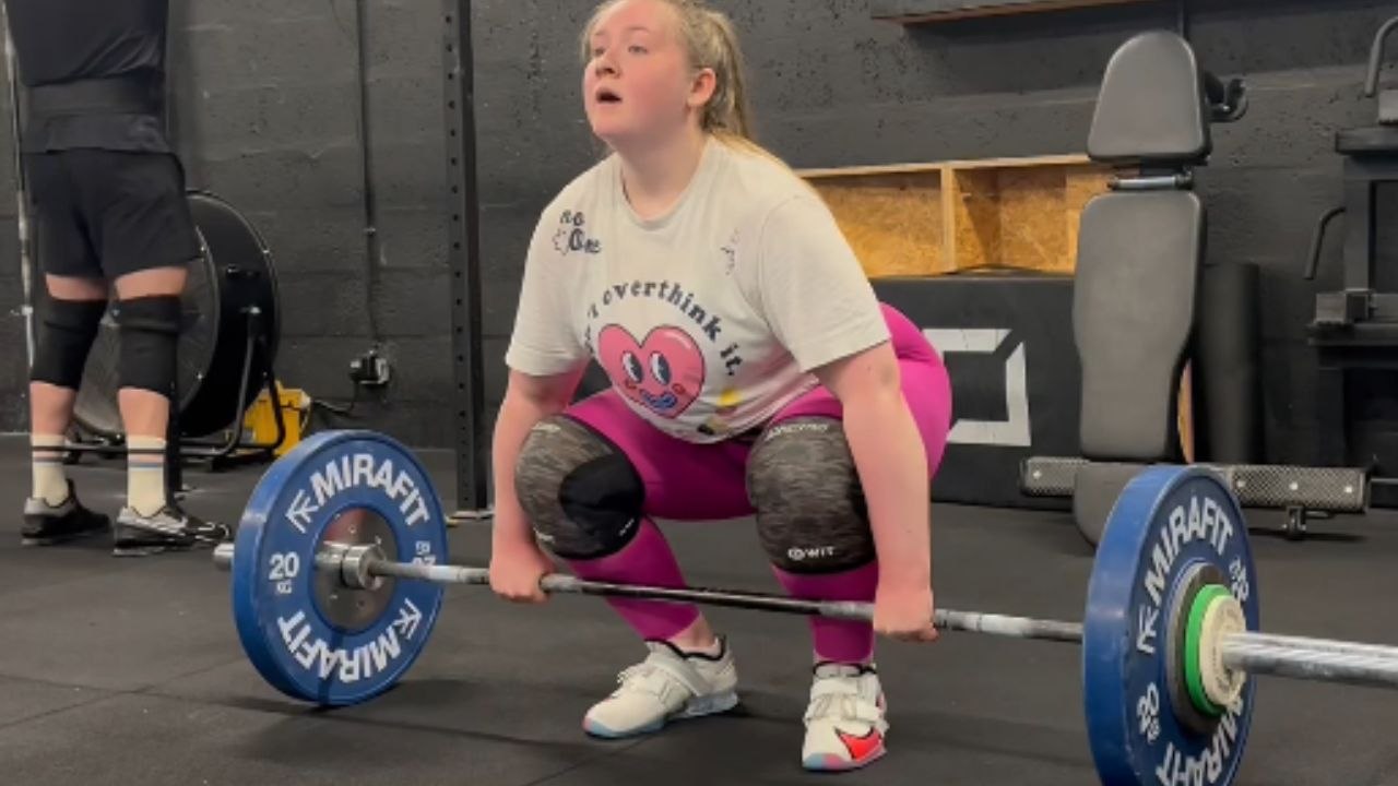 Gym mishap: Unexpected weightlifting setback derails girl's weightlifting class
