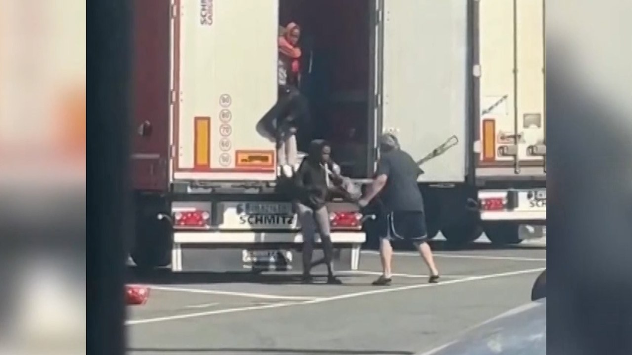 Un camionero saca de su remolque a latigazos a un grupo de mujeres migrantes en Italia