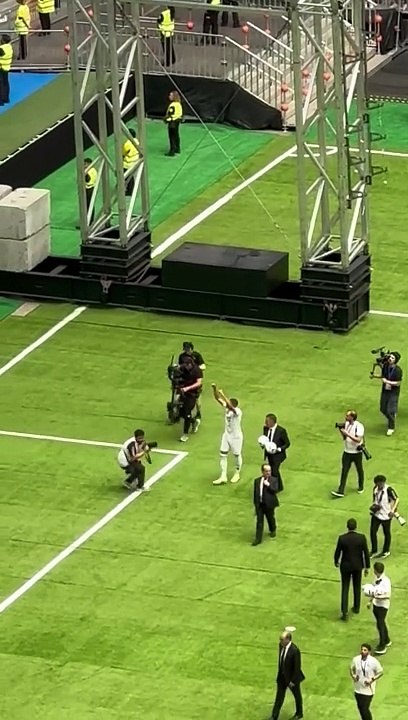 Mbappé regala balones al público durante su presentación
