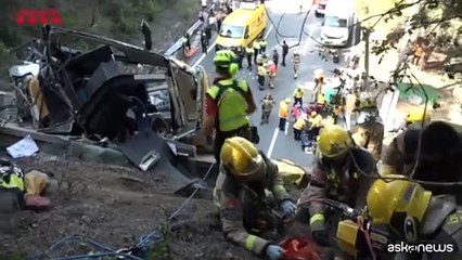 Tải video: Un autobus s? ribalta e blocca un tunnel vicino a Barcellona