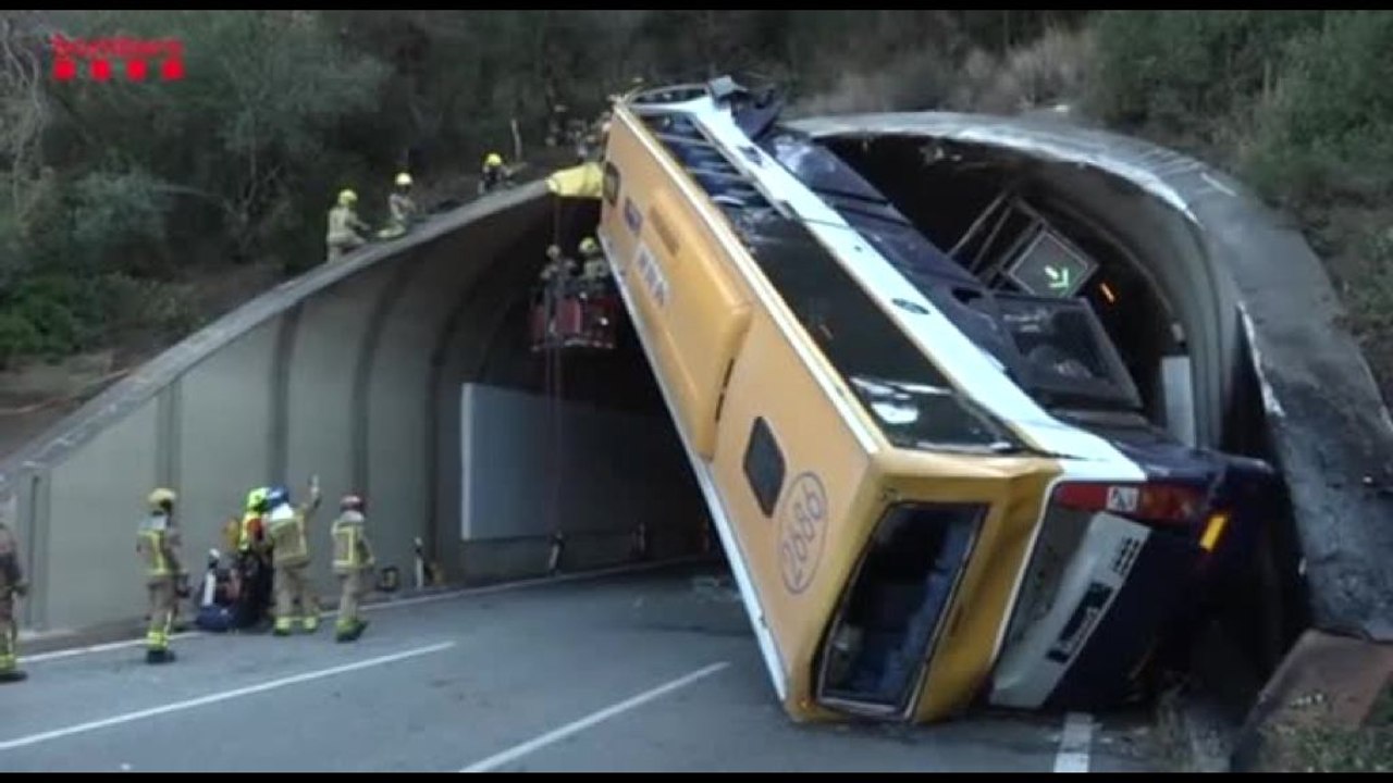 Un autobus sì ribalta e blocca un tunnel vicino a Barcellona