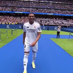 L'entrée de Kylian Mbappé sous les ovations du stade Santiago-Bernabéu