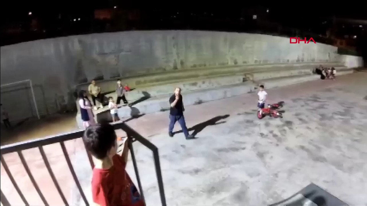 Bisiklet parkurunda bisiklete biniyor diye çocuğa saldırdılar