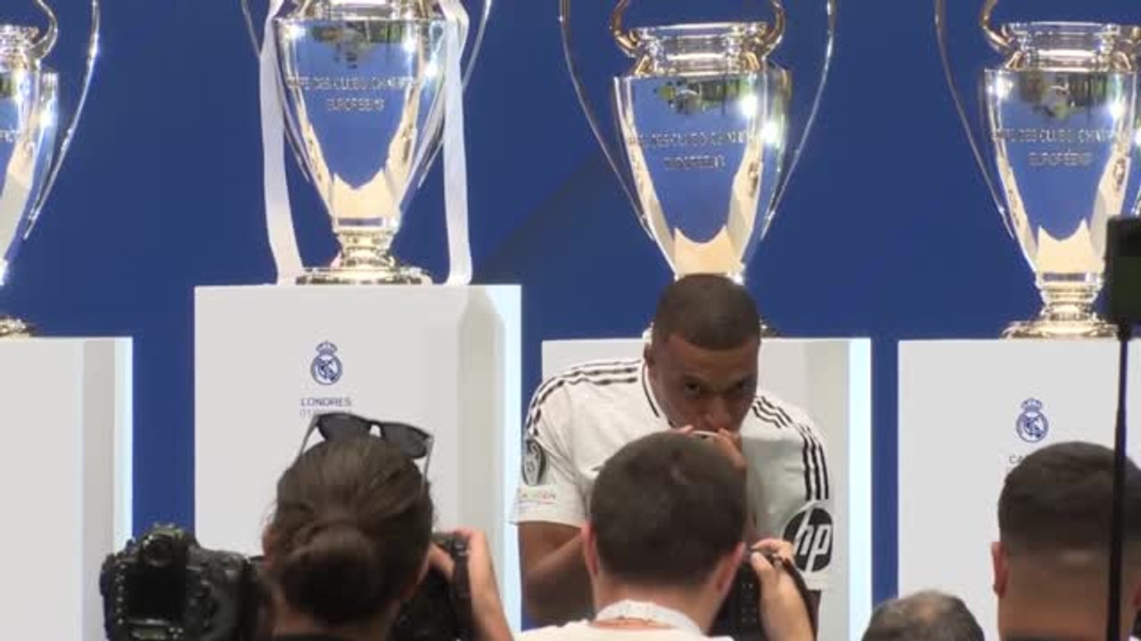 Real Madrid - Mbappé prend la pose en famille et embrasse l'écusson de la Casa Blanca