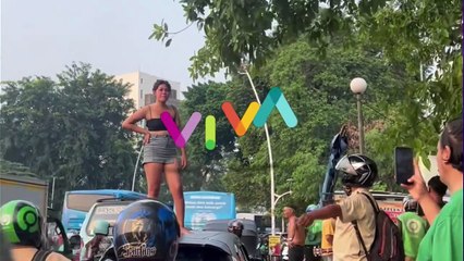 Wanita Seksi Ngoceh di Atas Mobil Jadi Tontonan Warga