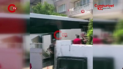 Milas-Söke karayolunda kaza Kontrolden çıkan otobüs apartmanın zemin katına girdi