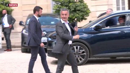 Download Video: Gérald Darmanin retire sa cravate en sortant du dernier Conseil des ministres