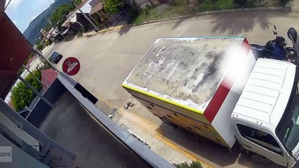 Cámara capta momento en que motociclista asalta a repartidor en Villanueva, Cortés