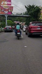 Motociclista se cae en pleno tráfico de Tegucigalpa
