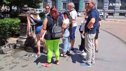 Caldo a Milano, i turisti cercano sollievo con gelati e bevande