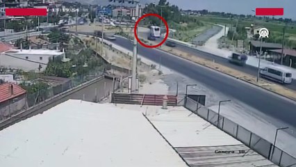 Kontrolden çıkan yolcu otobüsü eve çarptı: 1 ölü