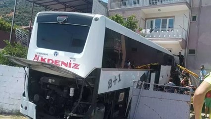 Aydın’da yolcu otobüsünün eve çarptığı kaza kamerada: 1 ölü, 15 yaralı