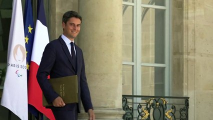 Macron aceita renúncia de premiê, que vai permanecer como interino