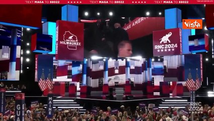 Trump con orecchio fasciato alla convention repubblicana, accolto da standing ovation