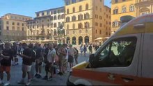 Caldo infernale a Firenze, tutti in coda al fontanello in piazza Signoria