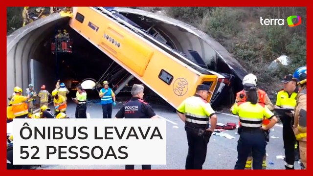 Acidente deixa ônibus parado na vertical em túnel na Espanha; dezenas ficam feridos
