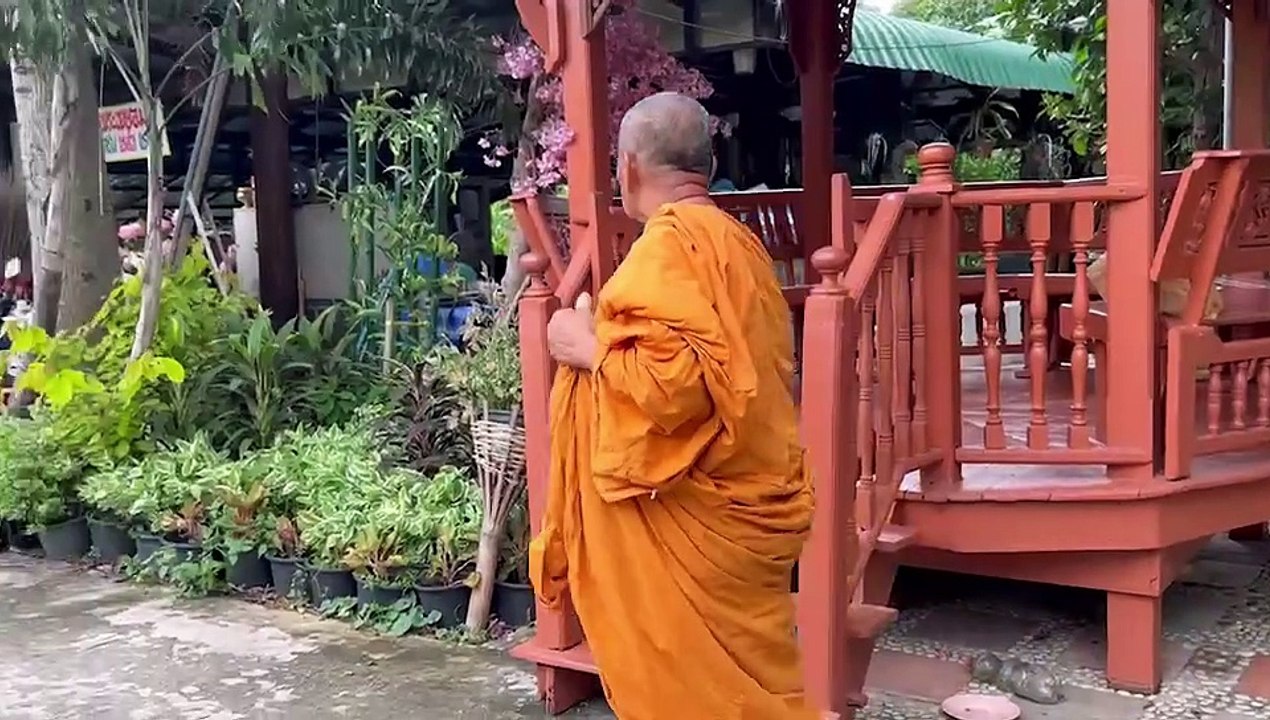 นนทบุรี พระพยอม ติงนักศึกษาหลงเชื่อลัทธิประหลาด จงกลับมาเป็นปัญญาชน อย่ากลายเป็น “โง่ชน” หลงเชื่ออะไรง่ายๆ