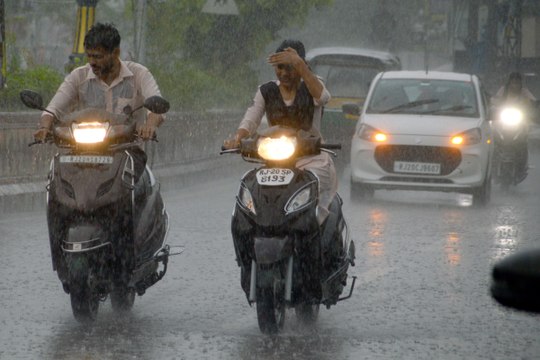 Weather News : कोटा में तेज हवा संग मूसलाधार, भीषण गर्मी व उमस से मिली राहत