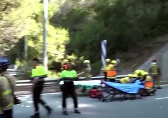 Il bus si schianta all’ingresso della galleria e resta sospeso in verticale