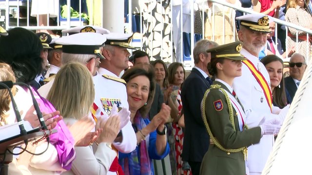 Felipe VI, Letizia y Leonor presiden la entrega de despachos en la Escuela Naval de Marín