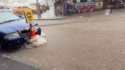 Bayburt'ta sağanak su baskınlarına neden oldu