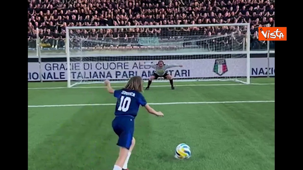 Partita del cuore all'Aquila, Bonelli segna rigore a Matteo Renzi ed esulta