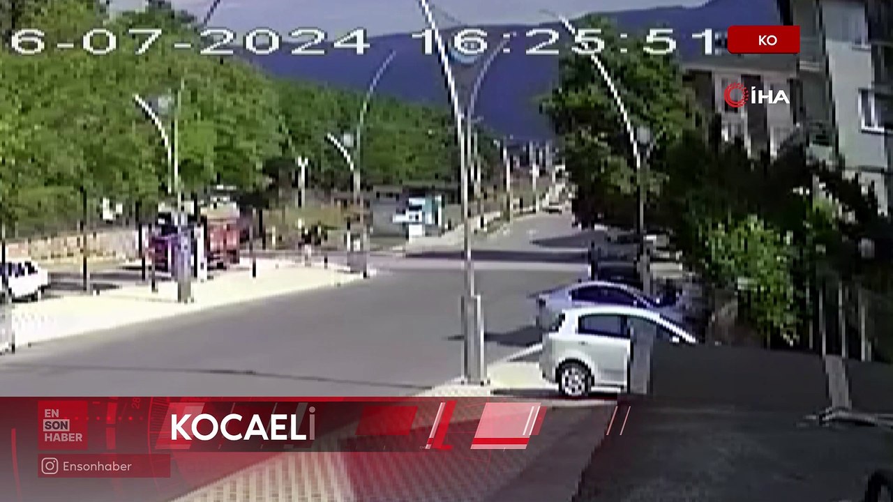 Kocaeli'de fazla yüke dayanamayan kamyon devrildi