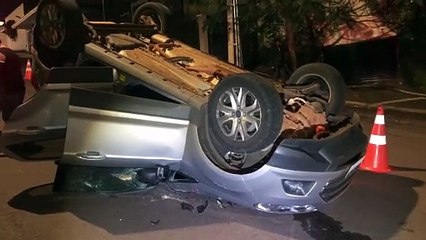 Acidente seguido de capotamento é registrado no Centro de Cascavel