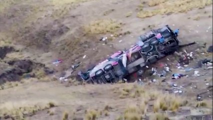 Autobús cae por un acantilado en los Andes peruanos