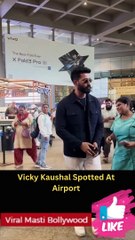 Vicky Kaushal Sweet Gesture With Fans at Airport Viral Masti Bollywood