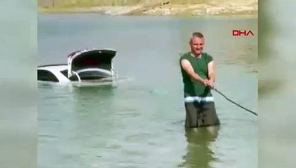 Lüks otomobil feribot iskelesinde saniyeler içinde suya gömüldü...