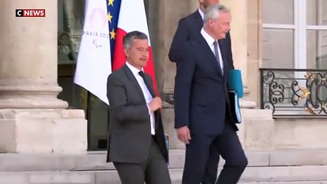 Gouvernement : L'image symbolique de Gérald Darmanin qui retire sa cravate tout sourire devant les caméras en sortant du dernier Conseil des ministres - Mais quel message a-t-il voulu faire passer?
