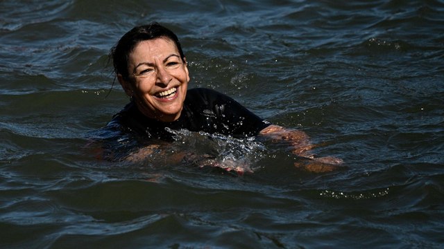 JO 2024: Anne Hidalgo et Tony Estanguet se baignent dans la Seine