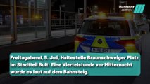 Frau von Teenagern auf Gleis gestoßen