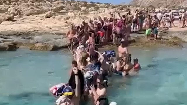 Une île grecque enlève le ponton des bateaux pour diminuer le tourisme