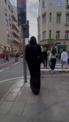 Non Muslims reaction see abaya girls