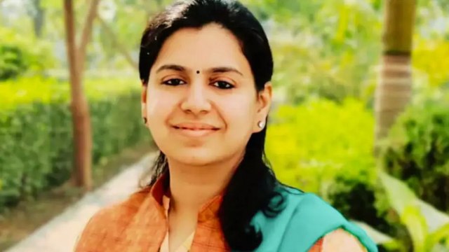अरे यार धूप ही तो है, रुको पिघल थोड़ी जाएंगे, देवरिया डीएम दिव्या मित्तल ने एडीएम और पीडब्लूडी के अधिकारी को लगाई फटकार
