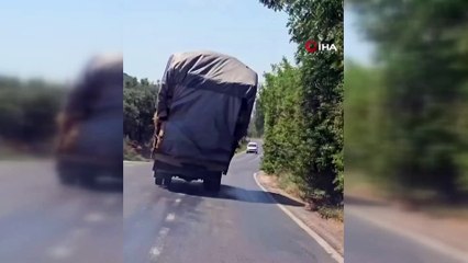 Aşırı yükle seyreden kamyonet trafiği tehlikeye attı