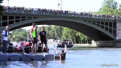 Parigi 2024, la sindaca Anne Hidalgo fa il bagno nella Senna